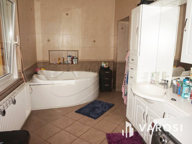 Modernizált tanya akár több generáció részére is eladó!