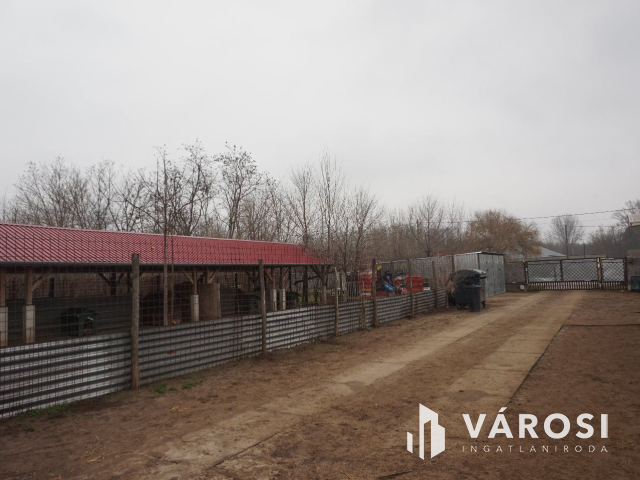 Modernizált tanya akár több generáció részére is eladó!