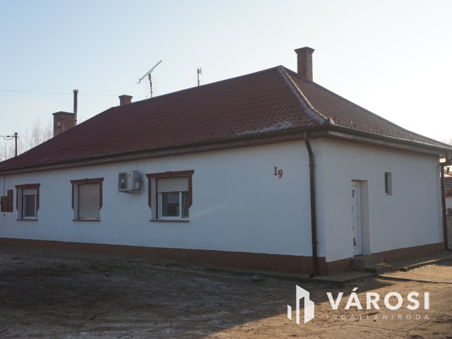 Modernizált tanya akár több generáció részére is eladó!