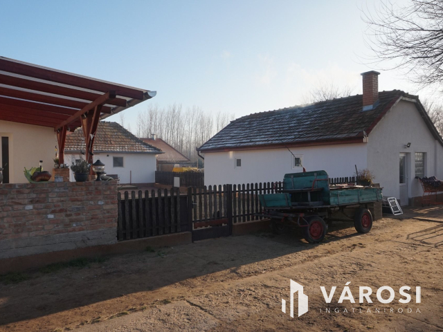 Modernizált tanya akár több generáció részére is eladó!