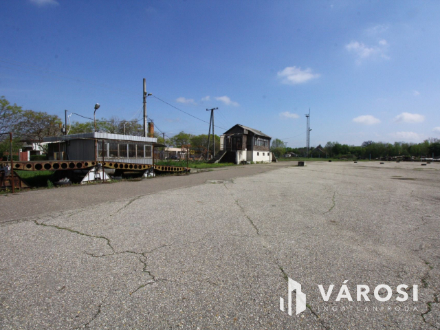 Szentesen a vasút állomásnál.