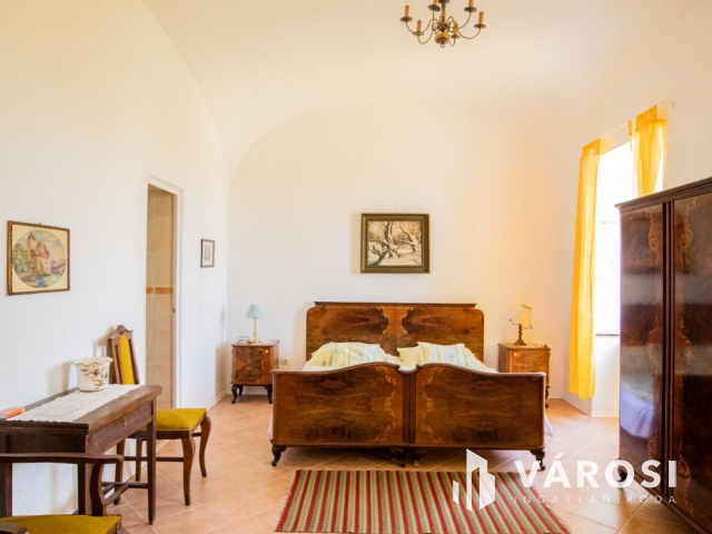 Részben felújított nemesi kúria, udvarház!