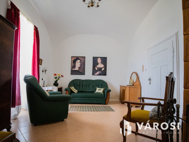 Részben felújított nemesi kúria, udvarház!