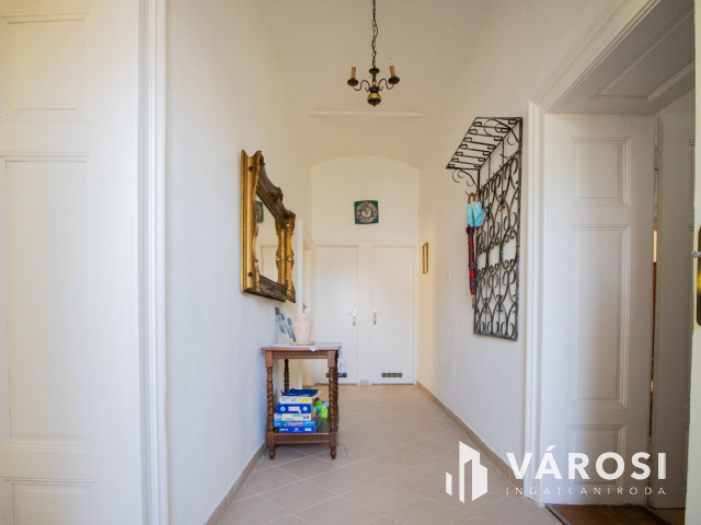 Részben felújított nemesi kúria, udvarház!