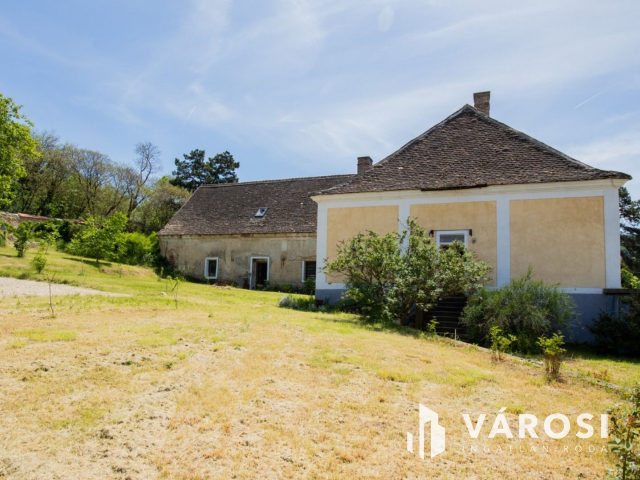 Részben felújított nemesi kúria, udvarház!