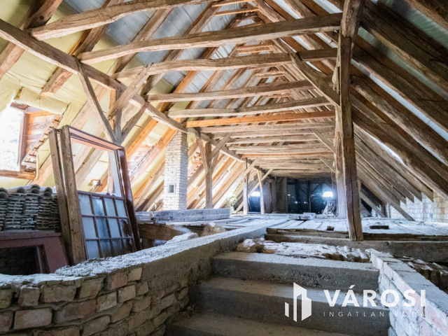 Részben felújított nemesi kúria, udvarház!