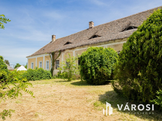 Részben felújított nemesi kúria, udvarház!