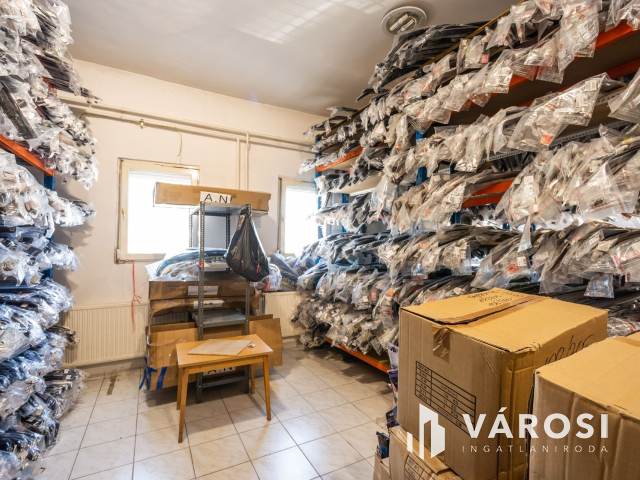 Telephely és raktár az M3 autópálya kivezetőjénél