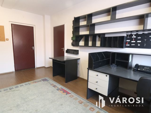 Belvárosi irodák, a Szilágyi utcában eladók.