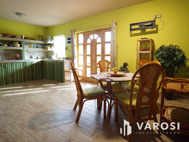 Balatonkeresztúron igényes nyaraló, 5 percre a strandtól!