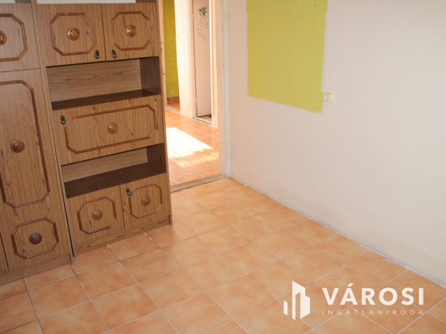 Tégla ház, csendes utcában eladó.