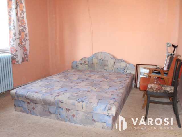 Tégla ház, csendes utcában eladó.