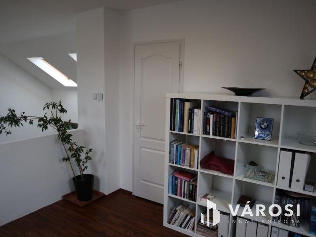 Medencés kényelem, kertvárosi környezetben!