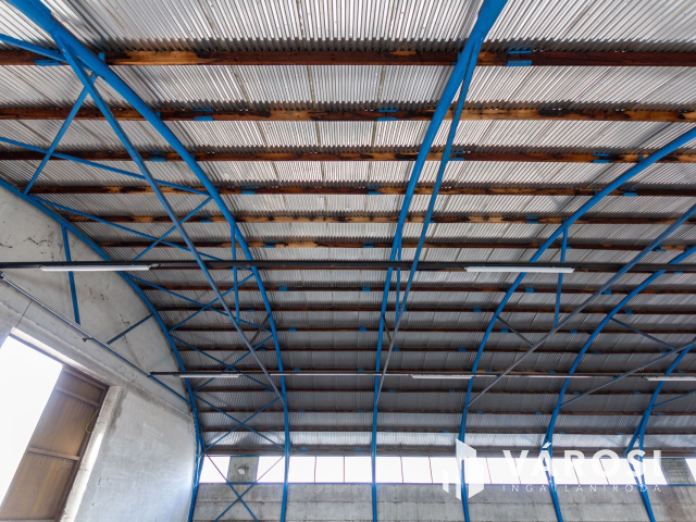 1080 m2-es csarnok raktározásra kiadó