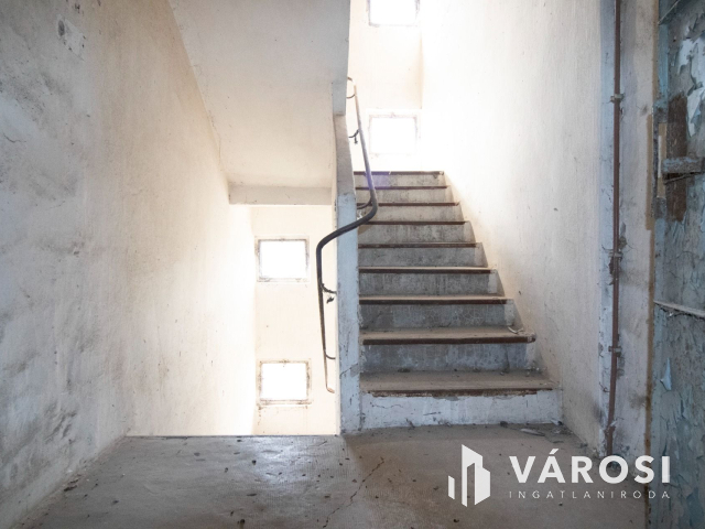 Kiváló adottságú telephely, vasúti iparvágánnyal