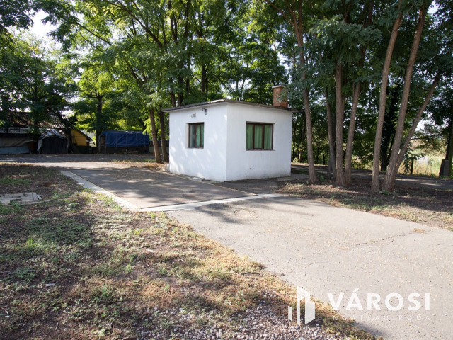 Kiváló adottságú telephely, vasúti iparvágánnyal