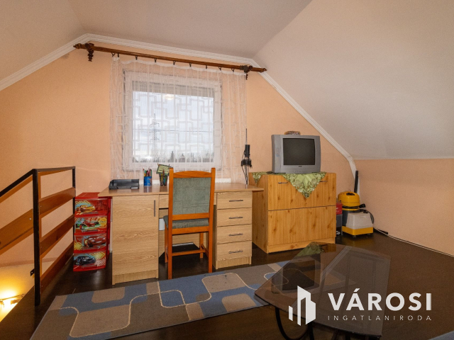 Újszerű, tetőteres téglaház az Almáskertekben