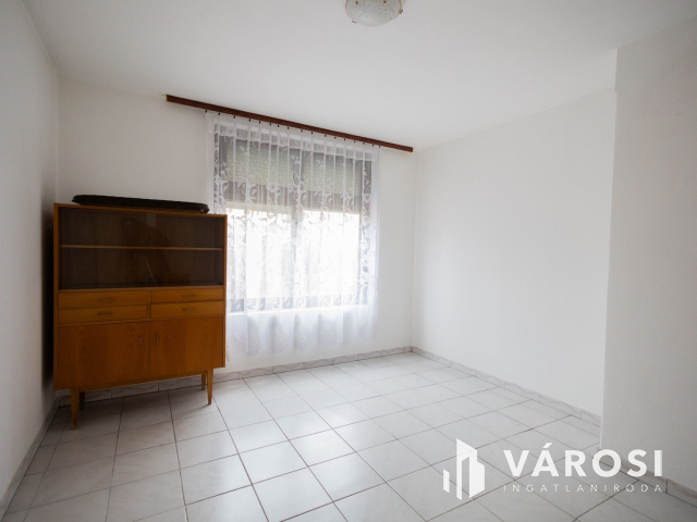 Jó lokáció, sok szoba, nagy telek