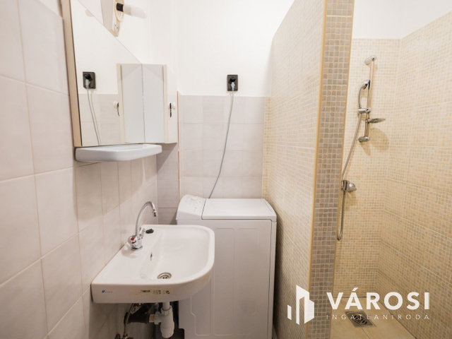 Jó lokáció, sok szoba, nagy telek