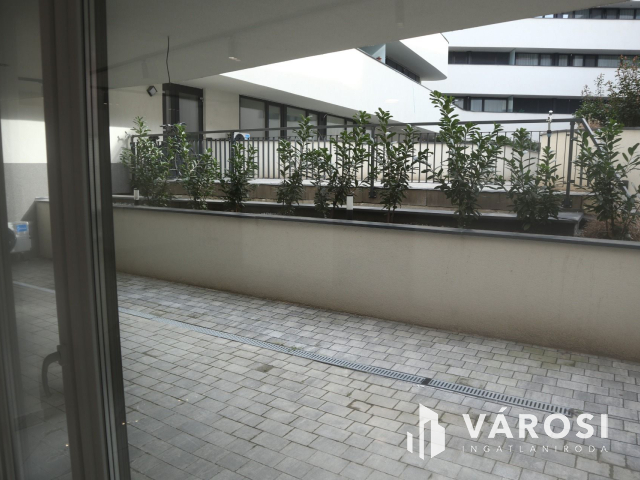 Új építésű, földszinti lakás a belvárosban!