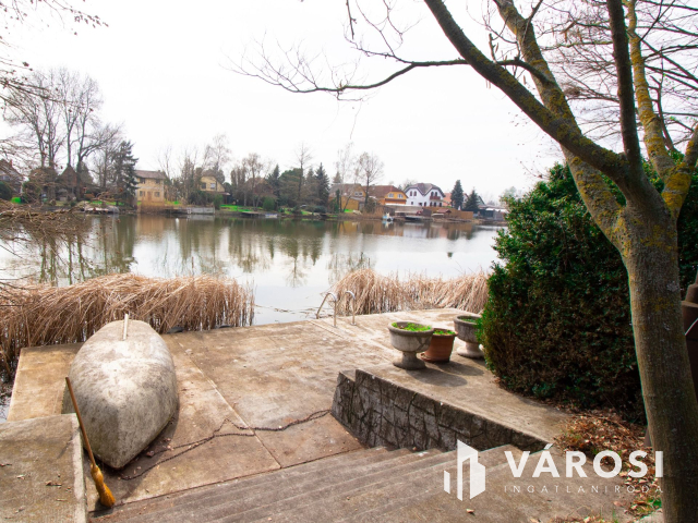 Közművesített vízparti nyaraló központi helyen!