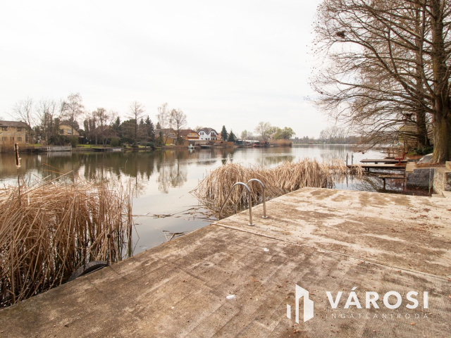 Közművesített vízparti nyaraló központi helyen!