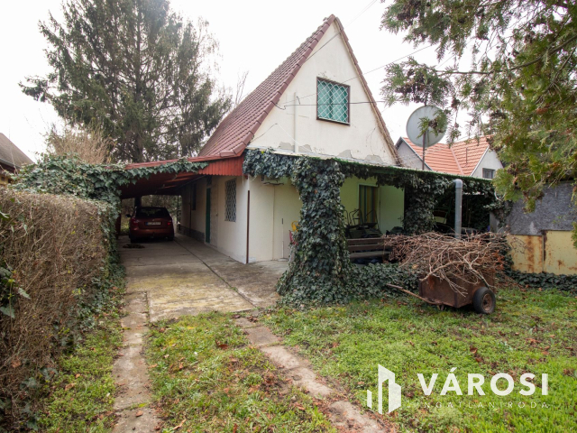 Közművesített vízparti nyaraló központi helyen!