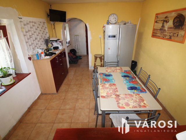 Ház tele lehetőségekkel, nagy telekkel, melléképülettel.