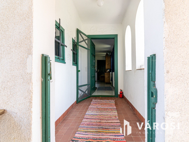 5700 m2-es telek nagy házzal, melléképületekkel Ladánybenén!