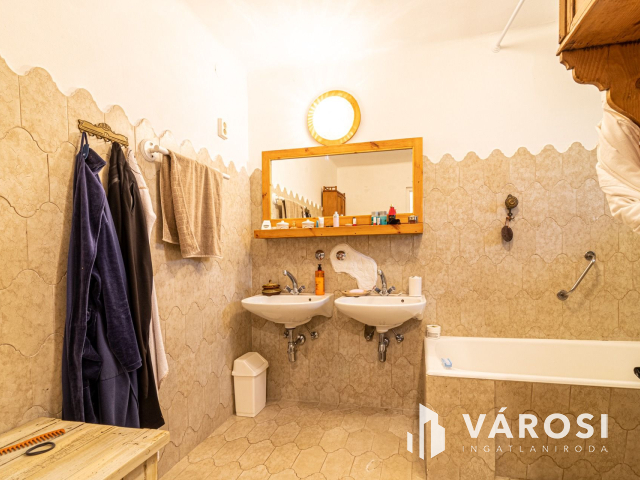 5700 m2-es telek nagy házzal, melléképületekkel Ladánybenén!