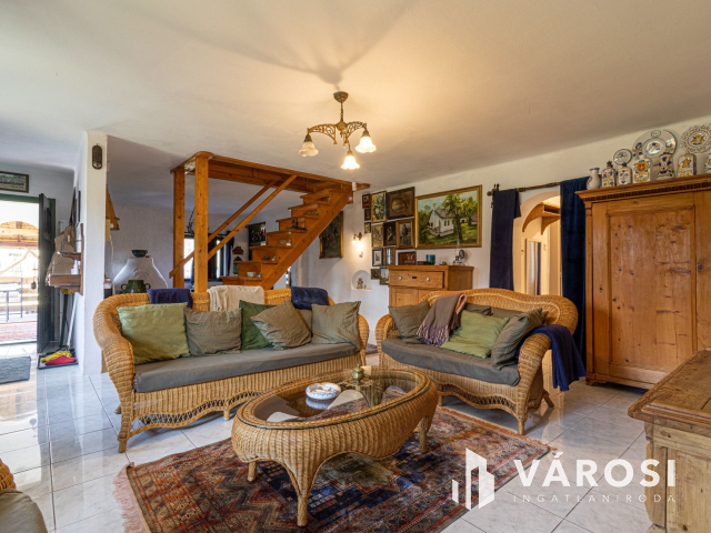 5700 m2-es telek nagy házzal, melléképületekkel Ladánybenén!