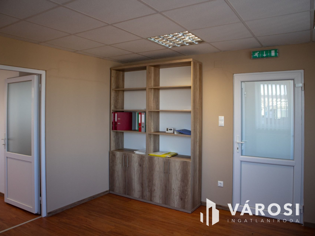 Kiváló csarnok aszfaltozott út mellett kiadó