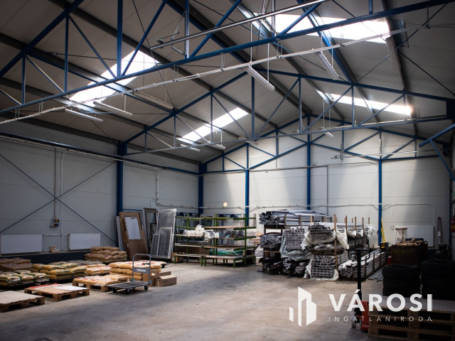 Kiváló csarnok aszfaltozott út mellett kiadó