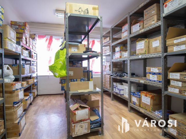 Telephely irodaházzal, 180 m2-es üzlettel és parkolókkal