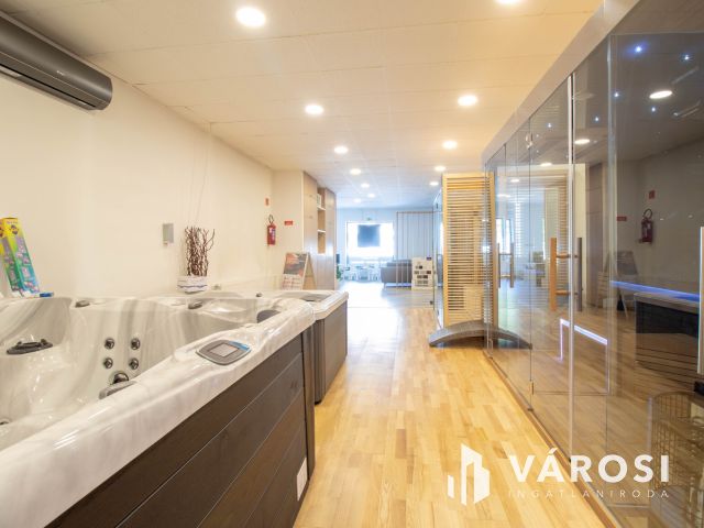 Igényesen felújított, utcai bejáratú, 178 m2-es iroda eladó