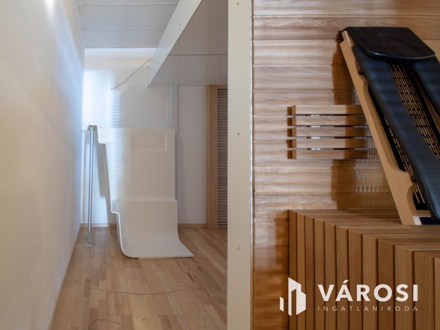 Igényesen felújított, utcai bejáratú, 178 m2-es iroda eladó