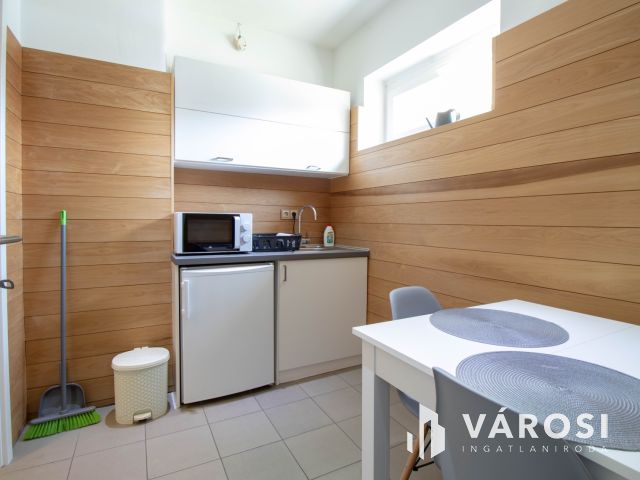 Igényesen felújított, utcai bejáratú, 178 m2-es iroda eladó