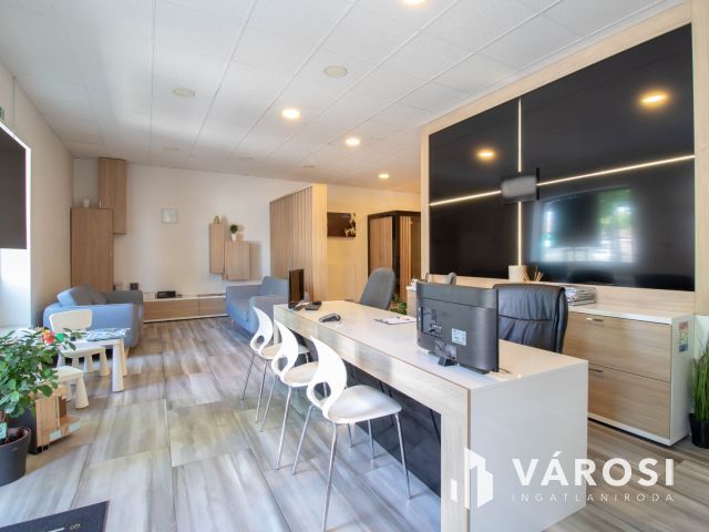 Igényesen felújított, utcai bejáratú, 178 m2-es iroda eladó