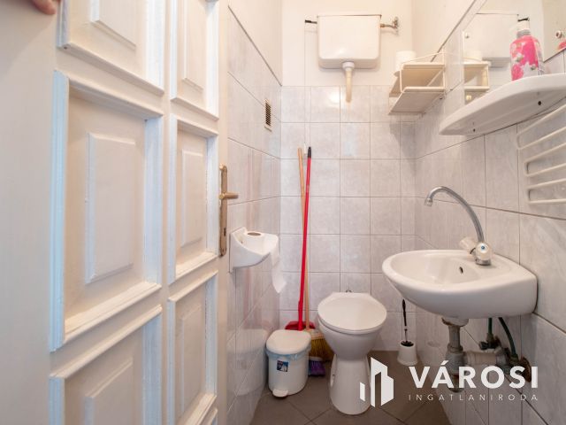 44 m2-es iroda utcai bejárattal a Nagyvárad tértől 500 m-re