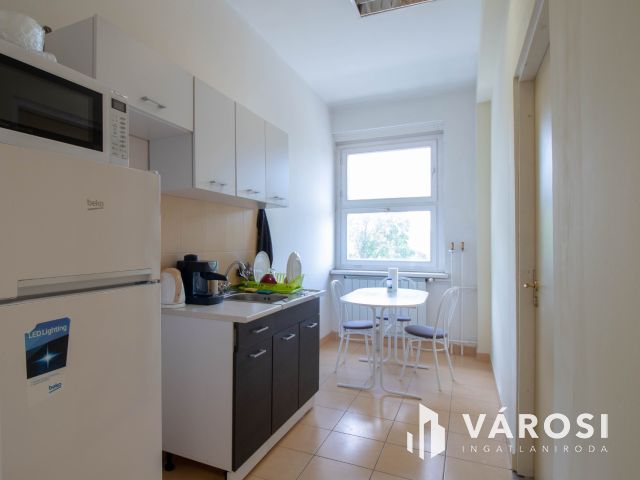 3 szintes, szintenként 512 m2-es irodaház 180 m2es raktárral