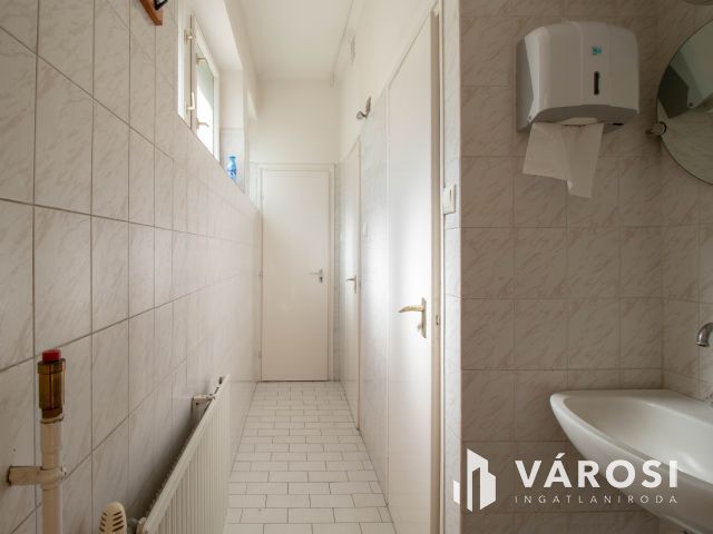 3 szintes, szintenként 512 m2-es irodaház 180 m2es raktárral