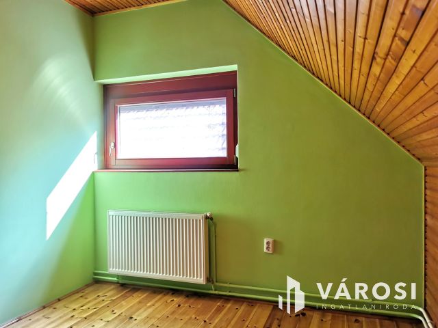 Családi ház + 3 lakás kiváló környéken eladó!