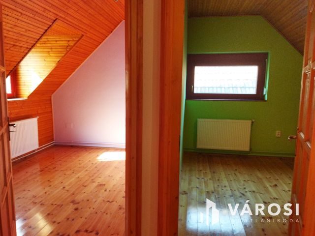 Családi ház + 3 apartman egyben kedvelt környéken!