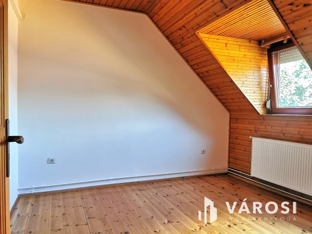 Családi ház + 3 apartman egyben kedvelt környéken!