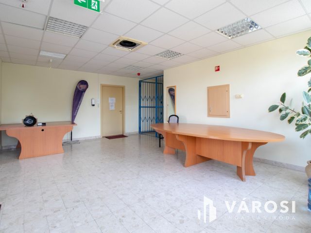 180 m2-es üzlet eladó 3 szintes irodaházzal, raktárakkal