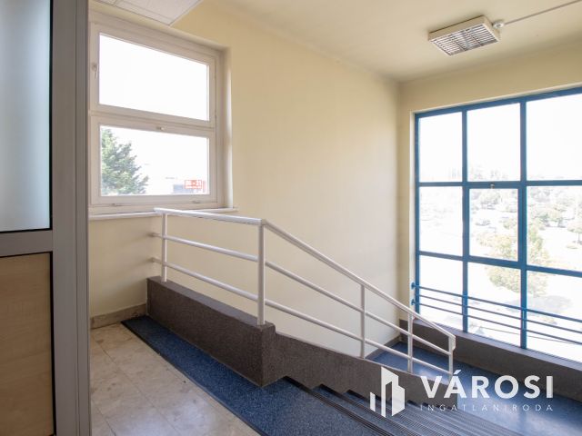 180 m2-es üzlet eladó 3 szintes irodaházzal, raktárakkal