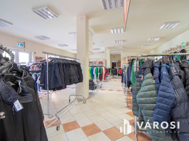 180 m2-es üzlet eladó 3 szintes irodaházzal, raktárakkal