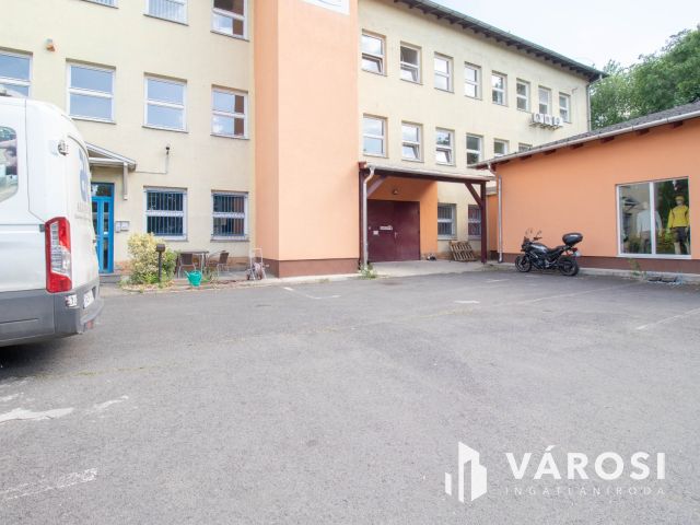 180 m2-es üzlet eladó 3 szintes irodaházzal, raktárakkal