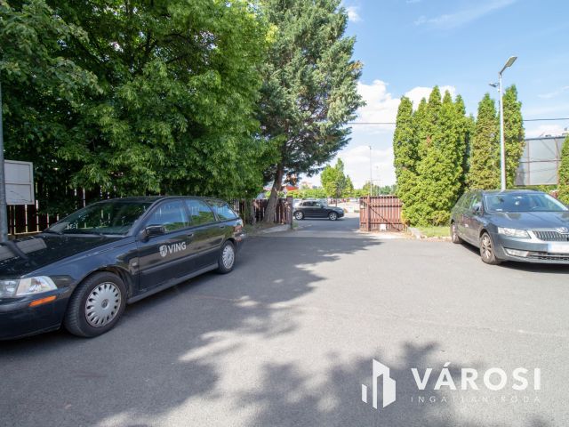 180 m2-es üzlet eladó 3 szintes irodaházzal, raktárakkal