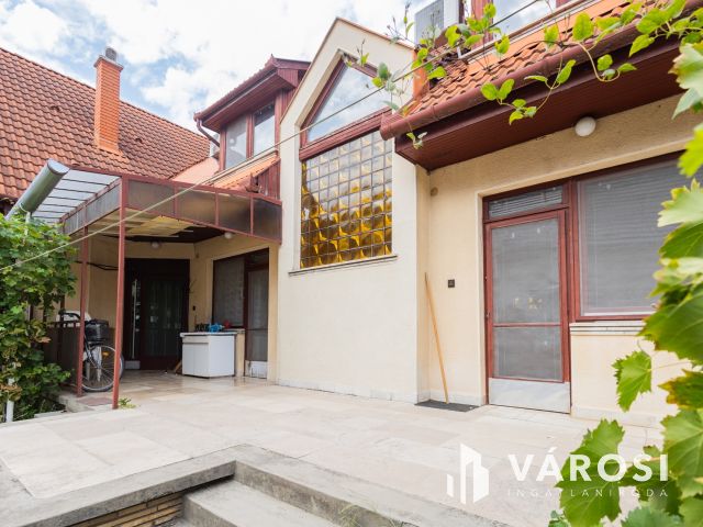 Jó szerkezetű kétgenerációs ház a Fürdőövezetben